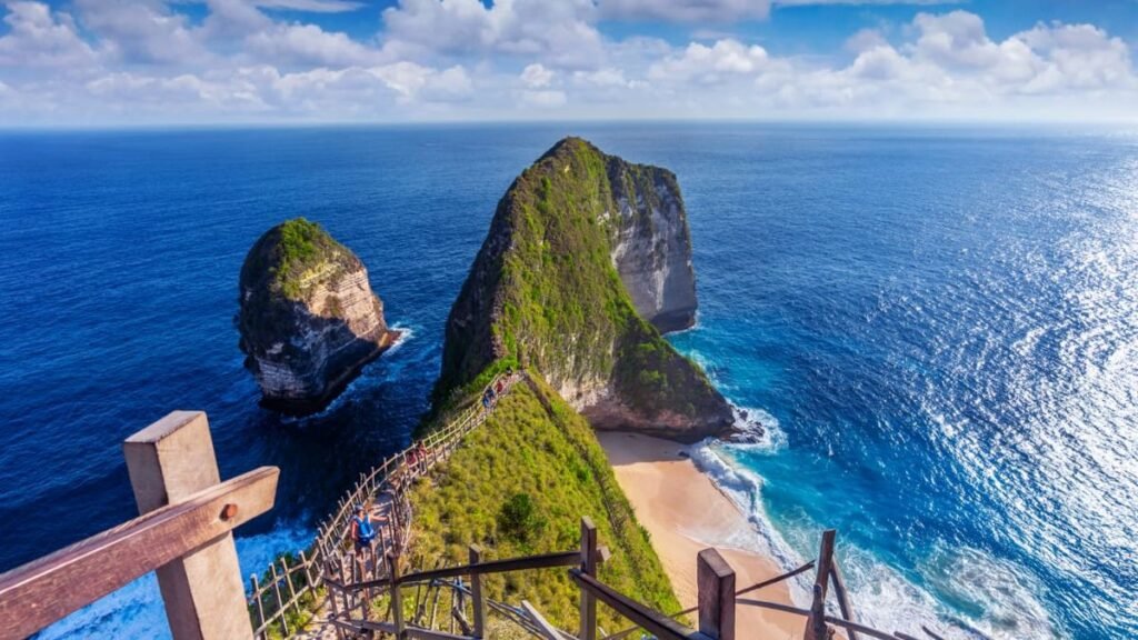 5 Pantai Terpencil di KlungkUNG yang Mengejutkan, Tempat Persembunyian Impian untuk Berlibur dengan Keluarga