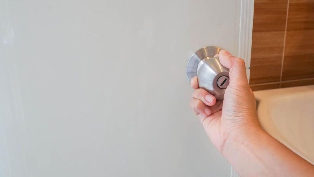 Menjaga Keseimbangan Rumah: Kenapa Pintu Kamar Mandi Harus Tertutup Menurut Feng Shui