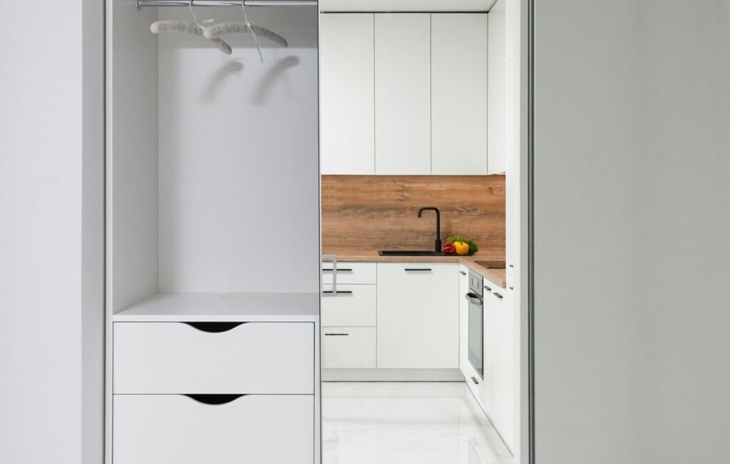 4 Pilihan Lemari Besi Sliding Ideal, Kuat dan Minimalis Untuk Kamar Sempit Anda