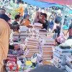 Warga Bener Meriah Berebut Perlengkapan Sekolah di Pasar Simpang Balek 