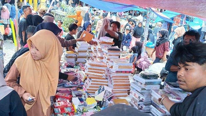 Warga Bener Meriah Berebut Perlengkapan Sekolah di Pasar Simpang Balek 